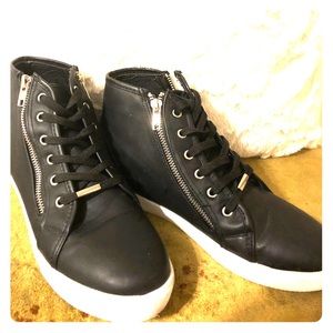 Black zipper high top Steve Maddens size 8